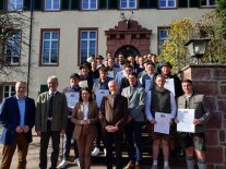 Die frisch gebackenen Forstwirtschaftsmeister des Prüfungsjahrgangs 2025 auf der historischen Treppe vor der Technikerschule für Waldwirtschaft